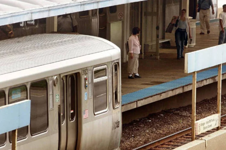 Trem da CTA chega a uma estação na cidade de Chicago: acidente ocorreu na manhã desta segunda, durante a hora do rush (Tim Boyle/Getty Images)