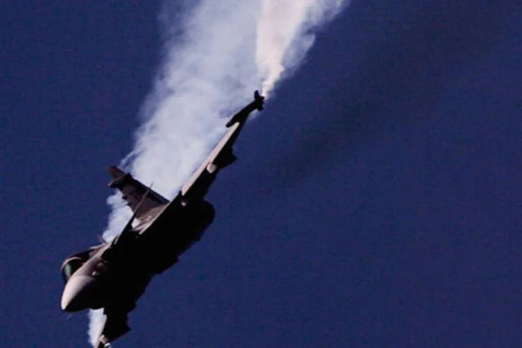 
	Ca&ccedil;a Gripen, durante manobra a&eacute;rea: Saab&nbsp;ir&aacute; transferir a tecnologia dos ca&ccedil;as para a For&ccedil;a A&eacute;rea Brasileira (FAB)
 (Bruno Vincent/Getty Images)