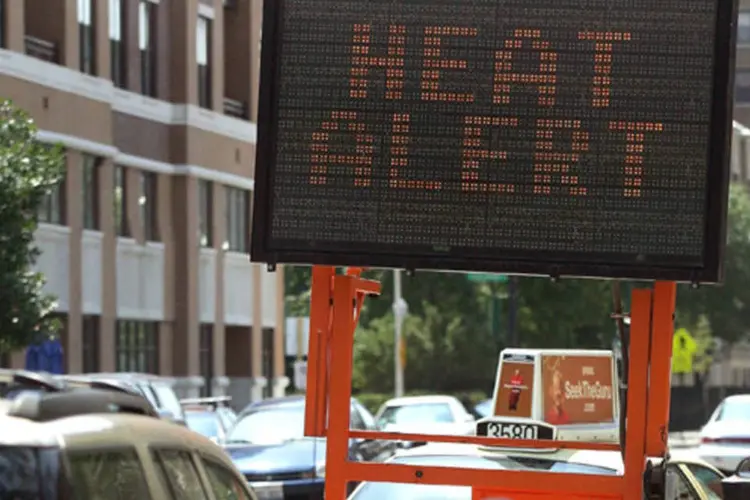 Placa faz um aleta motoristas e pedestres para o calor excessivo em Chicago, Illinois (Tim Boyle/Getty Images)