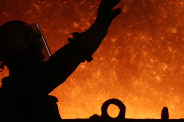 
	Trabalhador da ind&uacute;stria de a&ccedil;o em frente a um alto-forno da sider&uacute;rgica Chongqing, na China: no primeiro quadrimestre, a produ&ccedil;&atilde;o chinesa somou 258,15 milh&otilde;es de toneladas
 (China Photos/Getty Images)