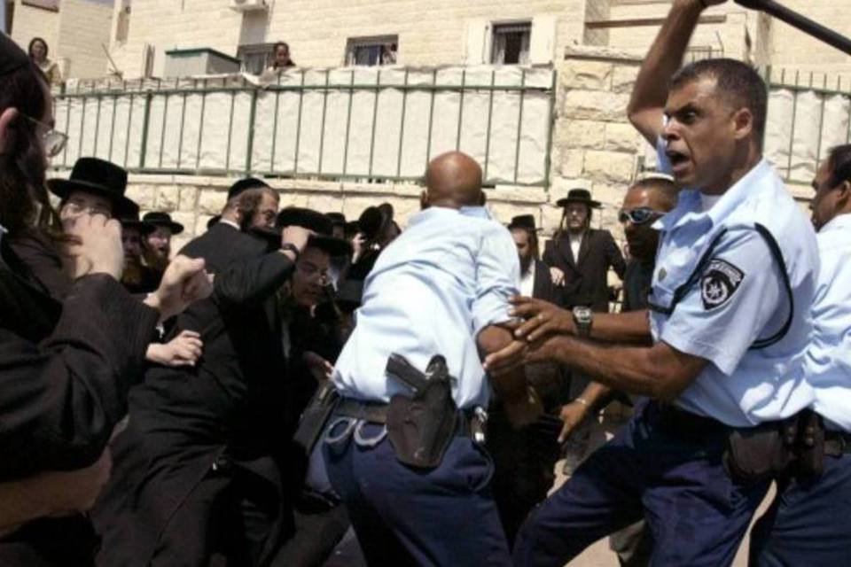 Judeus ultra-ortodoxos e policiais entram em confronto em Israel