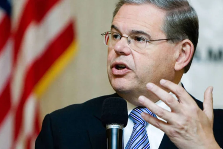 Senador democrata Robert Menendez discursa em Cherry Hill, Nova Jersey: político é um dos autores do projeto (Jeff Fusco/Getty Images)