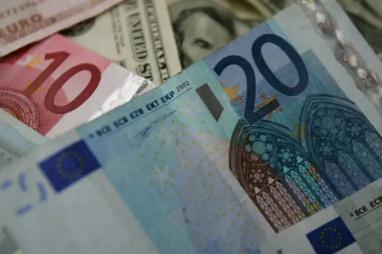 
	Euro e d&oacute;lar: alta dos juros dos t&iacute;tulos do Tesouro dos EUA contribuiu para a valoriza&ccedil;&atilde;o do d&oacute;lar
 (Chris Hondros/Getty Images)