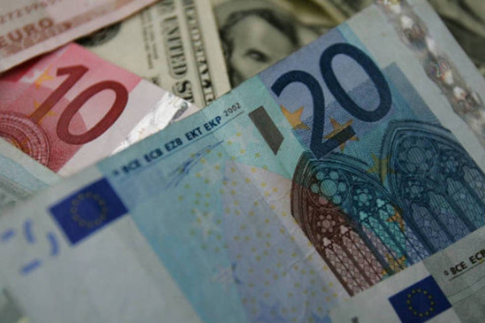 Euro recua ante o dólar com baixa nos bônus europeus