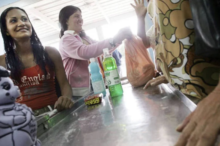Caixa em mercado do governo da Venezuela, em Caracas: escassez de produtos básicos vira discussão política (Mario Tama/Getty Images)