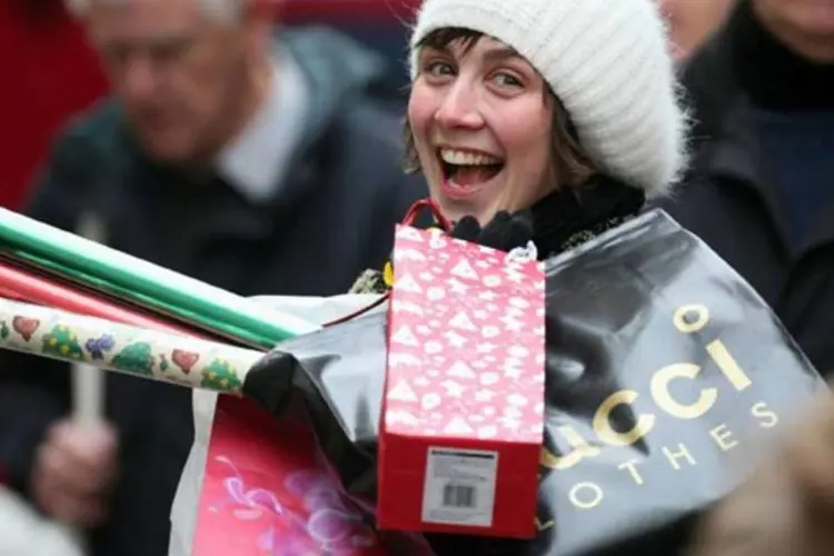 
	Mulher carregando compras de Natal: vendas de 18 a 24 de dezembro avan&ccedil;aram 2,7 por cento ante mesmo per&iacute;odo de 2012
 (Getty Images)