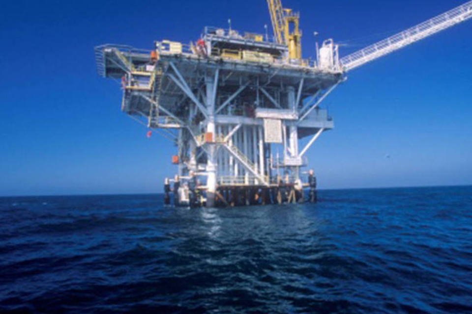 Oferta de petróleo mais que compensa tensão global, diz AIE