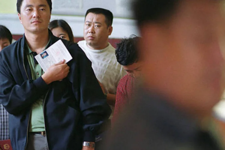 
	Chin&ecirc;s exibe seu passaporte: com a mudan&ccedil;a, visitantes asi&aacute;ticos poder&atilde;o solicitar o visto brit&acirc;nico sem ter que preencher um formul&aacute;rio separado
 (Oleg Nikishin/Newsmakers)