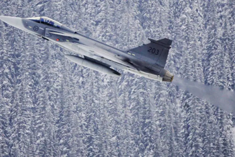 Caça Gripen, fabricado pela Saab, da Força Aérea Sueca voando em Are, Suécia (Mike Hewitt/Getty Images)