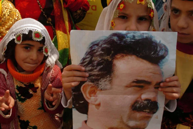 Garota curda segura cartaz com foto do líder rebelde Abdullah Ocalan em uma manifestação na cidade de Diyarbakir  (Burak Kara/Getty Images)