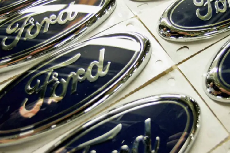 
	Logos da Ford: a montadora atribuiu a escolha &agrave; &quot;significativa desacelera&ccedil;&atilde;o do mercado automotivo&quot;, que resultou em uma queda no volume produzido pela f&aacute;brica
 (Ralph Orlowski/Getty Images)