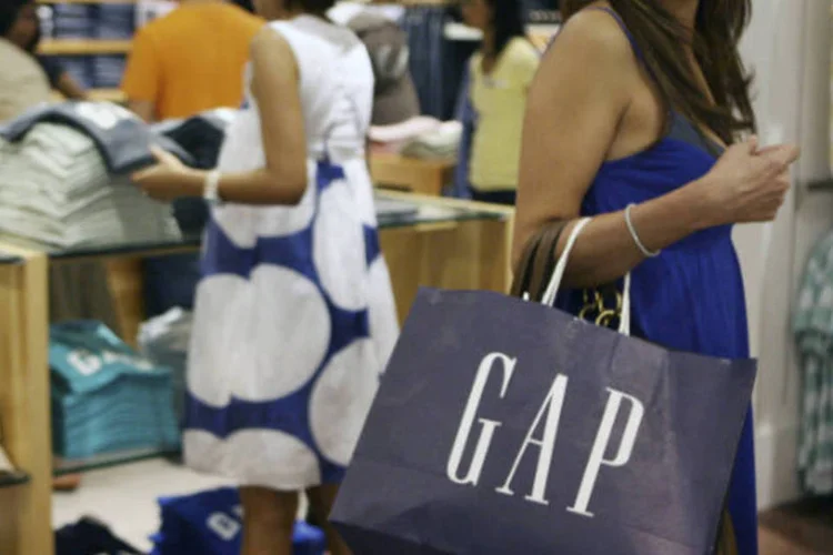 
	Consumidora em loja de roupas: cada vez mais, as pessoas v&atilde;o procurar fontes confi&aacute;veis e comprar de empresas que cumprem o que dizem
 (Dimas Ardian / Getty Images)