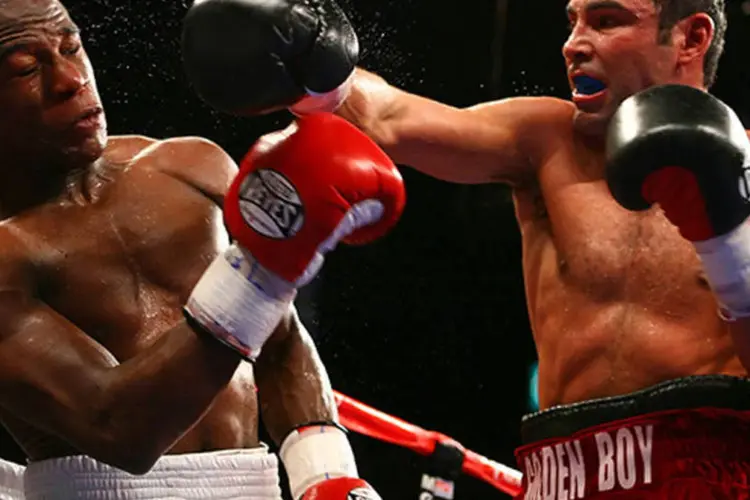 Oscar De La Hoya acerta golpe em Floyd Mayweather Jr. durante disputa para o cinturão da WBC, no MGM Grand Garden Arena, em 2007 (Al Bello/Getty Images)