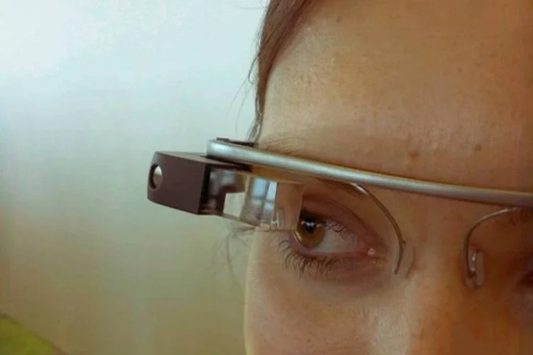 
	Mulher usa Google Glass: gadget do Google deve ganhar, em breve, rivais desenvolvidos pela Samsung e tamb&eacute;m Microsoft
 (Antonio Zugaldia/Flickr)