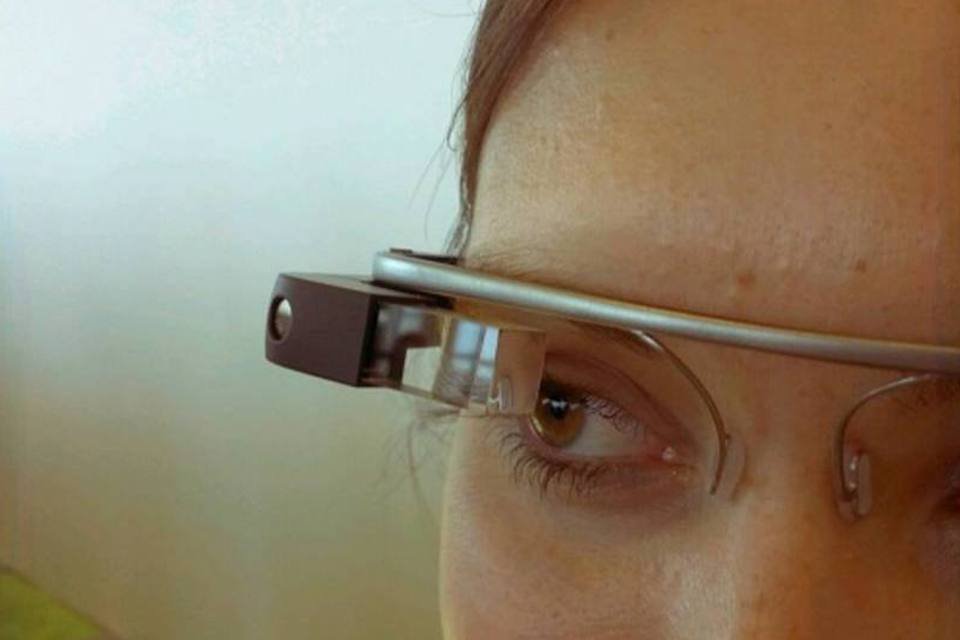
	Mulher usa Google Glass: gadget do Google deve ganhar, em breve, rivais desenvolvidos pela Samsung e tamb&eacute;m Microsoft
 (Antonio Zugaldia/Flickr)
