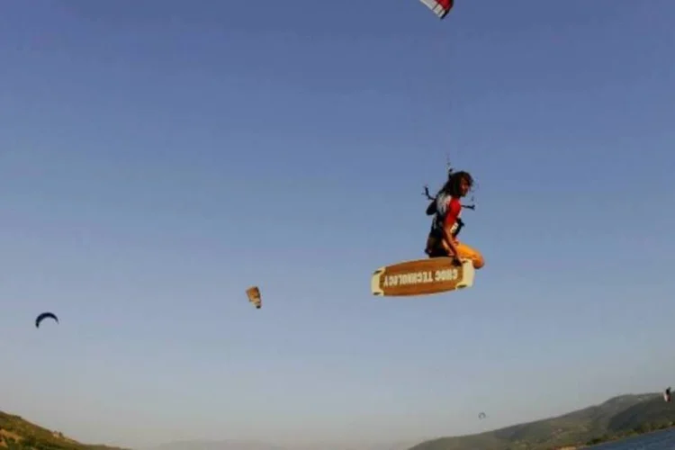 Esporte, que mistura de vela, parapente e surf, chegou ao Brasil em 1999 (Vladimir Rys/Getty Images)