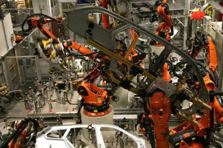 Robôs trabalhando na montagem de um BMW série 3 na fábrica da montadora em Munique, na Alemanha (Johannes Simon/Getty Images)