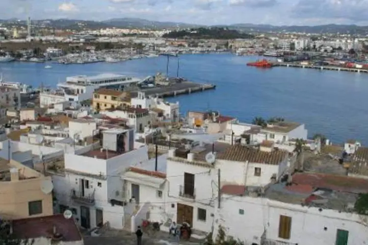 
	Ibiza, na Espanha: dois helic&oacute;pteros e 100 homens participavam da luta contra o inc&ecirc;ndio
 (AFP)