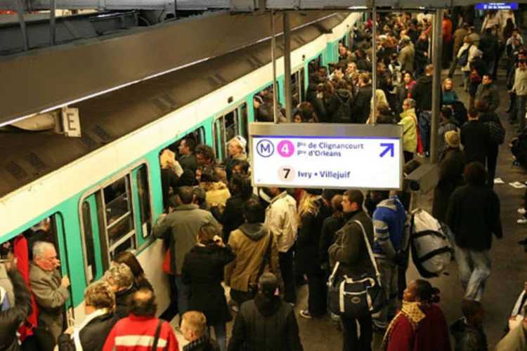 
	Passageiros tentam entrar em vag&atilde;o lotado do metr&ocirc; de Paris: amianto foi encontrado em uma sala de comandos localizada em um edif&iacute;cio externo
 (Julien Hekimian/Getty Images)