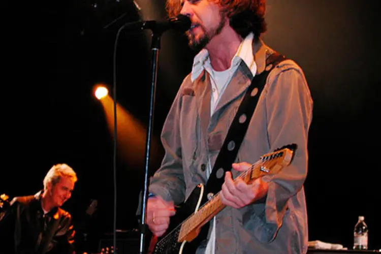 
	Cantor e guitarrista Eddie Vedder se apresenta com o Pearl Jam em 2000: &quot;Lightning bolt&quot;&nbsp;&eacute; diferente, bem carregado de testosterona, canalizada em velozes riffs de guitarra
 (Troy Augusto/Newsmakers)