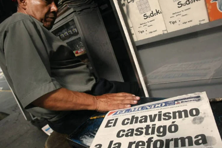 
	Vendedor em uma banca de jornal em Caracas, Venezuela: toneladas de papel, importadas do Canad&aacute;, chegaram ao porto de Cartagena no dia 21 de mar&ccedil;o
 (Mario Tama/Getty Images)