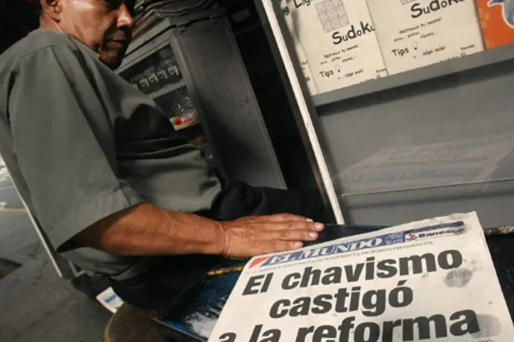 
	Vendedor em uma banca de jornal em Caracas: al&eacute;m do papel,&nbsp;empresas de comunica&ccedil;&atilde;o tamb&eacute;m t&ecirc;m dificuldades para comprar tintas e equipamentos de impress&atilde;o
 (Mario Tama/Getty Images)