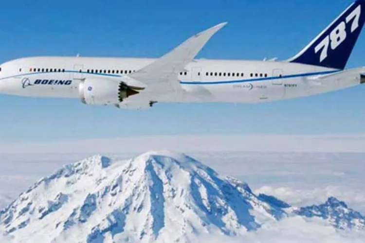 A aeronave de longo alcance, que custa 200 milhões de dólares, tem um novo e elegante design e partirá para o Japão na terça-feira (Boeing)