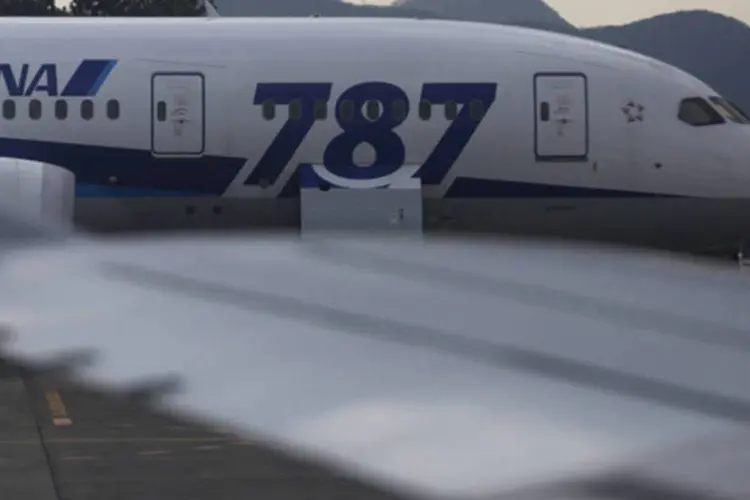 Jato Boeing 787 Dreamliner da All Nippon Airways' (ANA) que fez um pouso de emergência em aeroporto do Japão (Issei Kato/Reuters)