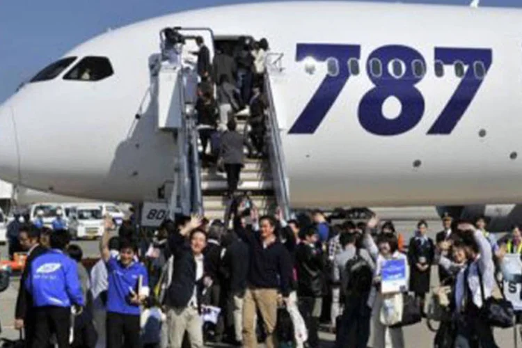 A nova aeronave, que segundo a Boeing consome 20% a menos de combustível que os modelos anteriores, decolou de Tóquio com 240 passageiros (Passageiros embarcam no 787 para seu voo inaugural)