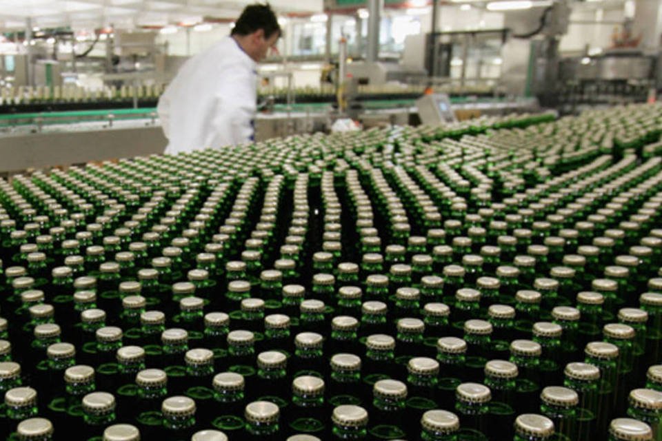 Cervejaria Prazdroj da SABMiller produzindo a cerveja larger Pilsner-Urquell em Pilsen, na República Tcheca (Sean Gallup/Getty Images)