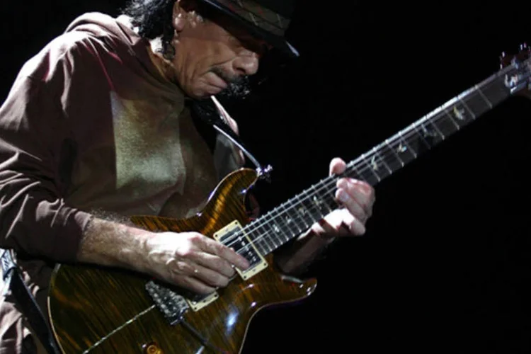 
	Carlos Santana durante apresenta&ccedil;&atilde;o em Perth, Austr&aacute;lia: m&uacute;sico indicou que realiza aproxima&ccedil;&atilde;o da m&uacute;sica em espanhol por conselho de Deus
 (Paul Kane/Getty Images)