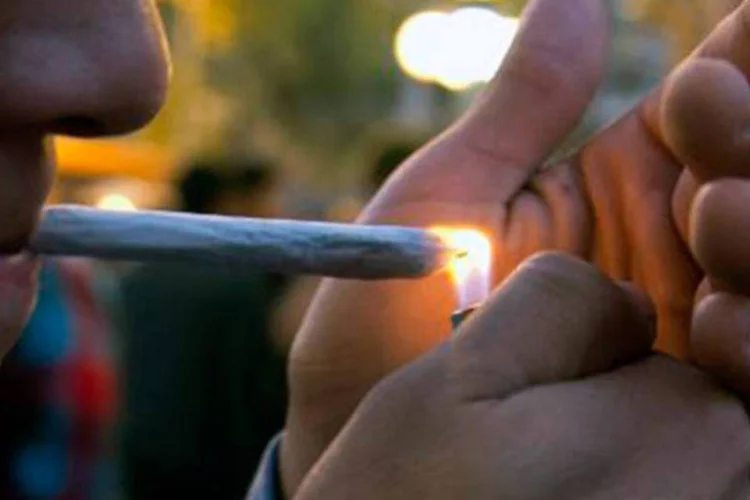 
	Jovem fuma durante manifesta&ccedil;&atilde;o a favor da legaliza&ccedil;&atilde;o da droga em Montevid&eacute;u no dia 8 de maio: brasileiros se reuniram com parlamentares uruguaios para debater a legaliza&ccedil;&atilde;o
 (PABLO PORCIUNCULA/AFP)