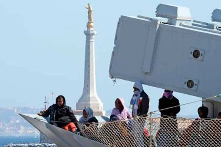 Imigrantes chegam no porto de Messina, Itália, após serem resgatados, no dia 18 de abril de 2015 (Afp.com / GIOVANNI ISOLINO)