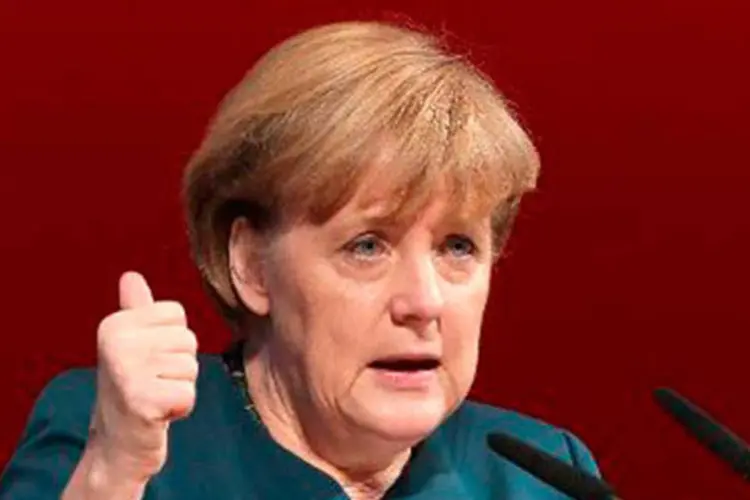 
	Merkel: fontes ligadas aos partidos indicaram que os conservadores aceitaram a cria&ccedil;&atilde;o de um sal&aacute;rio m&iacute;nimo na Alemanha
 (DANIEL ROLAND/AFP)