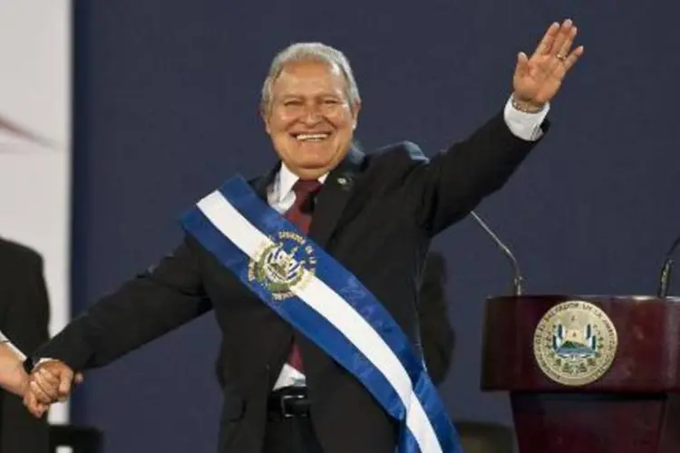 O ex-comandante guerrilheiro Salvador Sánchez Cerén assumiu neste domingo a presidência de El Salvador para um mandato de cinco anos (Afp.com / JOSE CABEZAS)