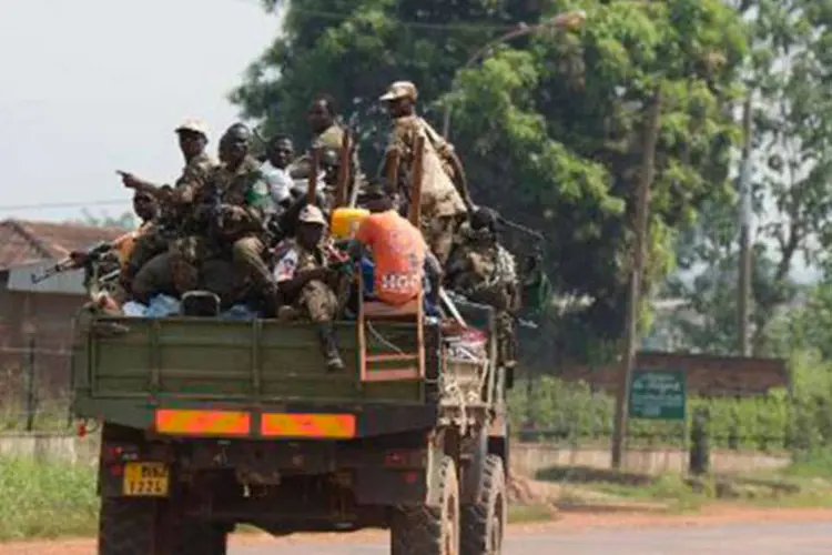 
	Tropas do Chade: soldados foram atacados por mil&iacute;cias anti-balaka na regi&atilde;o de Gabongo, em Bangui, perto do aeroporto
 (Miguel Medina/AFP)