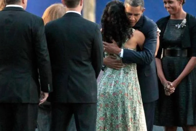 
	Michelle observa Obama conversando com parentes de v&iacute;timas dos atentados: &quot;quem n&atilde;o se apaixonaria por um homem como ele?&quot;, indagou&nbsp;
 (Getty Images)