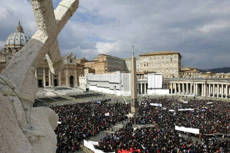 
	Vista geral da Pra&ccedil;a de S&atilde;o Pedro: alguns ve&iacute;culos da m&iacute;dia italiana pediram que o relat&oacute;rio fosse publicado antes do conclave que ir&aacute; escolher o pr&oacute;ximo papa
 (Max Rossi/Reuters)
