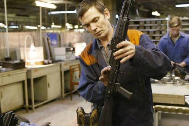Homem montando fuzil AK-47: segundo jornal, Havana pretende fabricar projéteis de 7,62 milímetros de calibre (Getty Images)
