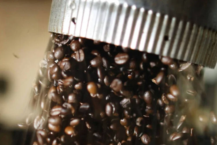 
	Gr&atilde;os de caf&eacute; caem de um torrador: or&ccedil;amento atual para o subs&iacute;dio deve se esgotar por volta de fevereiro ou mar&ccedil;o de 2014
 (Joe Raedle/Getty Images)