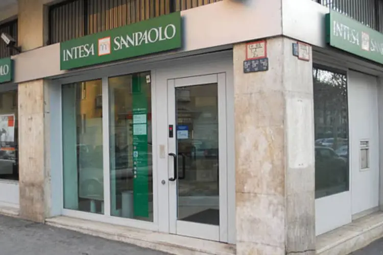 
	Ag&ecirc;ncia do banco Intesa Sanpaolo na It&aacute;lia: o segundo maior banco da It&aacute;lia em ativos havia registrado um pesado preju&iacute;zo de 5,19 bilh&otilde;es nos &uacute;ltimos tr&ecirc;s meses de 2013
 (Wikimedia Commons)