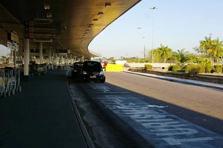 
	Entrada do Aeroporto Internacional de Manaus: avi&atilde;o chegou a decolar, mas poucos segundos depois perdeu pot&ecirc;ncia, caiu na pista por raz&otilde;es desconhecidas e explodiu, segundo Corpo de Bombeiros
 (Wikimedia Commons)