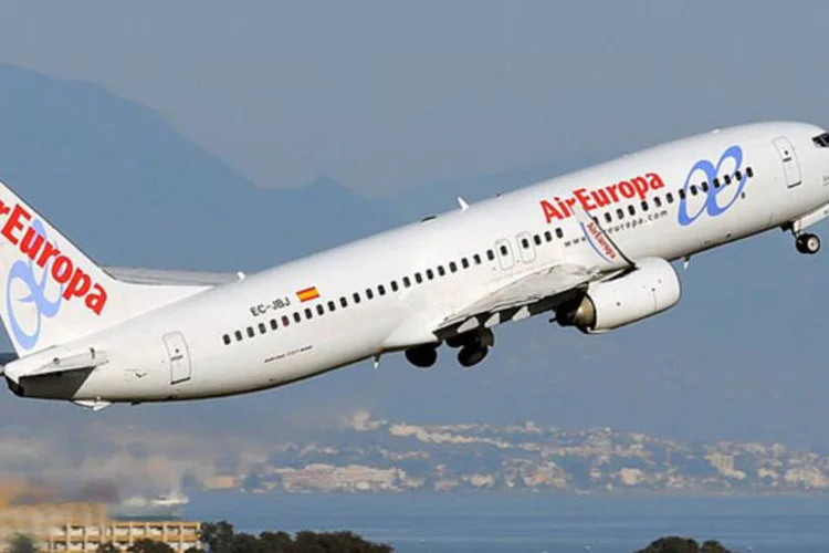 
	Avi&atilde;o Boeing 737-800 da Air Europa: a companhia tem a inten&ccedil;&atilde;o de ampliar a frequ&ecirc;ncia de voos semanais nessa rota de cinco para sete
 (foto/Wikimedia Commons)