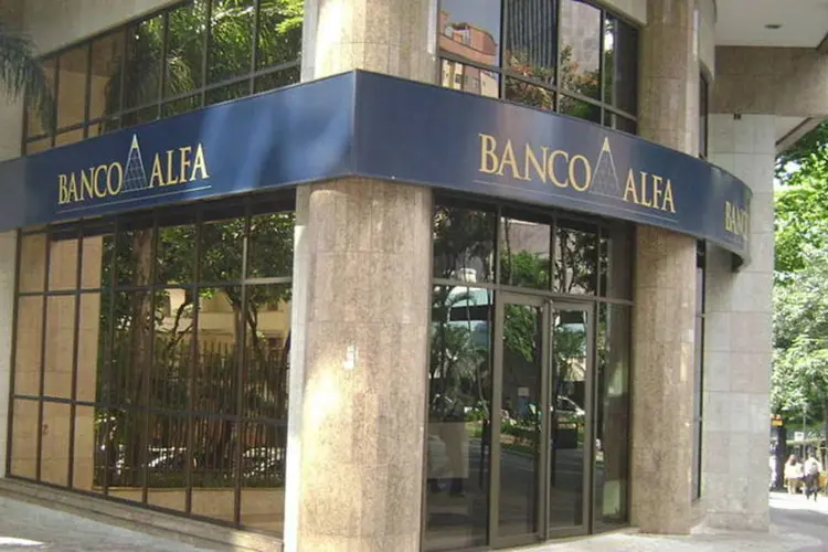 Controladora do banco Alfa acumula valorização de quase 500% na semana nos papéis preferenciais. (Wikimedia Commons/Wikimedia Commons)