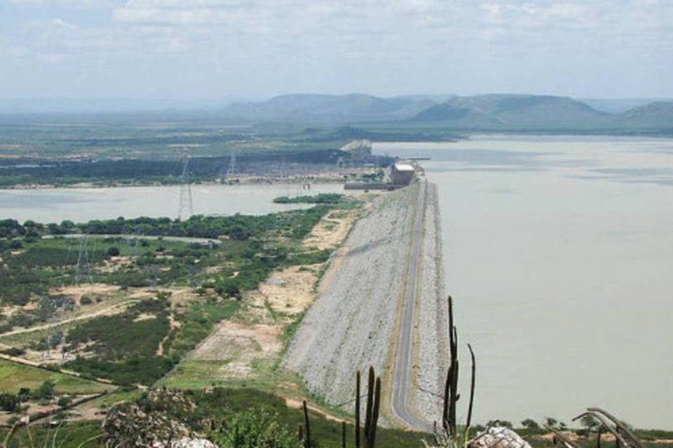 
	Sobradinho, na Bahia: o n&iacute;vel da barragem atingiu 2,5% do volume &uacute;til, o mais baixo da hist&oacute;ria
 (Glauco Umbelino/Wikimedia Commons)