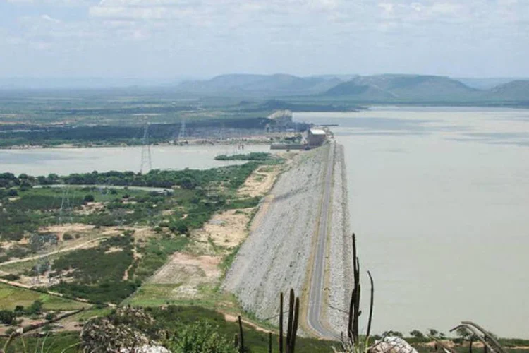 
	A barragem de Sobradinho, Bahia, Brasil: &quot;A aflu&ecirc;ncia do Rio S&atilde;o Francisco tem sido insuficiente e o n&iacute;vel do reservat&oacute;rio de Sobradinho preocupa. N&atilde;o h&aacute; problema para a gera&ccedil;&atilde;o de energia el&eacute;trica, mas para outros usos&quot;, afirmou Barata
 (Glauco Umbelino/Wikimedia Commons)