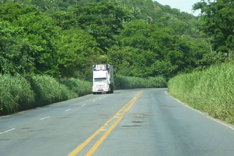 
	BR-163 perto de Cuiab&aacute;, no Mato Grosso, um dos trechos hoje duplicados: rodovia n&atilde;o faz jus &agrave; import&acirc;ncia econ&ocirc;mica que tem
 (Wikimedia Commons)
