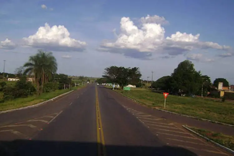 Trecho da rodovia BR-262 dentro do município de Luz, Minas Gerais: governo precisava do aval do tribunal para lançar o edital e dar início formal ao processo de licitação (Andrevruas/Wikimedia Commons)