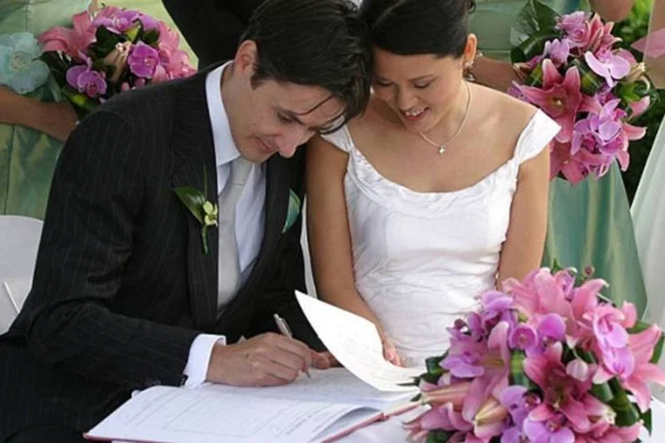 
	Mudan&ccedil;a social: mais pessoas est&atilde;o vivendo juntas e criando filhos fora dos la&ccedil;os do casamento
 (Jason Hutchens/Wikimedia)