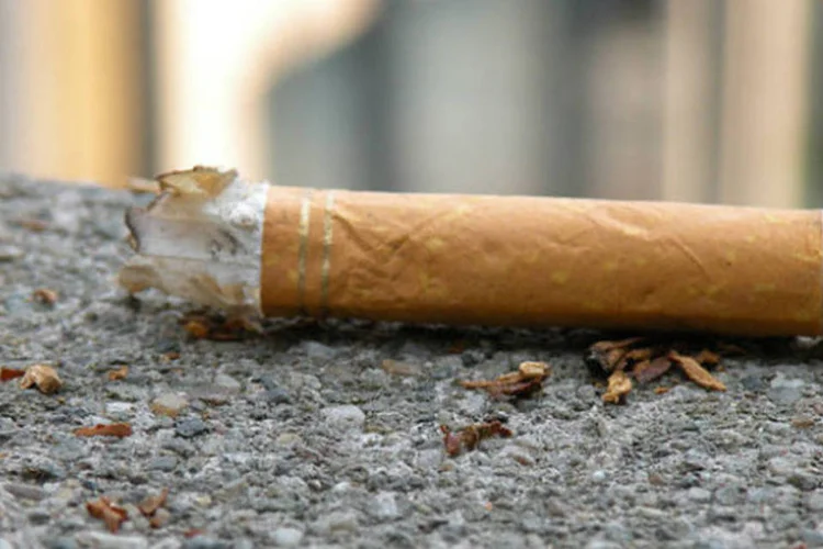 
	Cigarro no ch&atilde;o: prefeitura indicou que este tipo de res&iacute;duo t&ecirc;m &quot;grandes consequ&ecirc;ncias ao meio ambiente, porque uma bituca leva entre 4 e 12 anos para desaparecer&quot;
 (Dimkasmir / Wikimedia Commons)